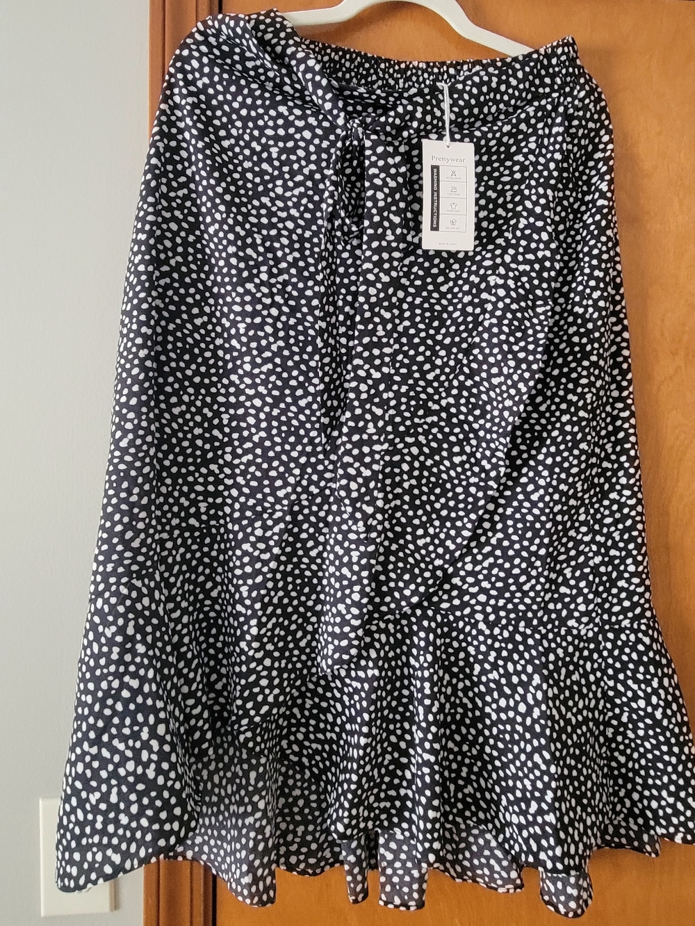 PrettyLittleThing Black and White Spot A-Line Skirt